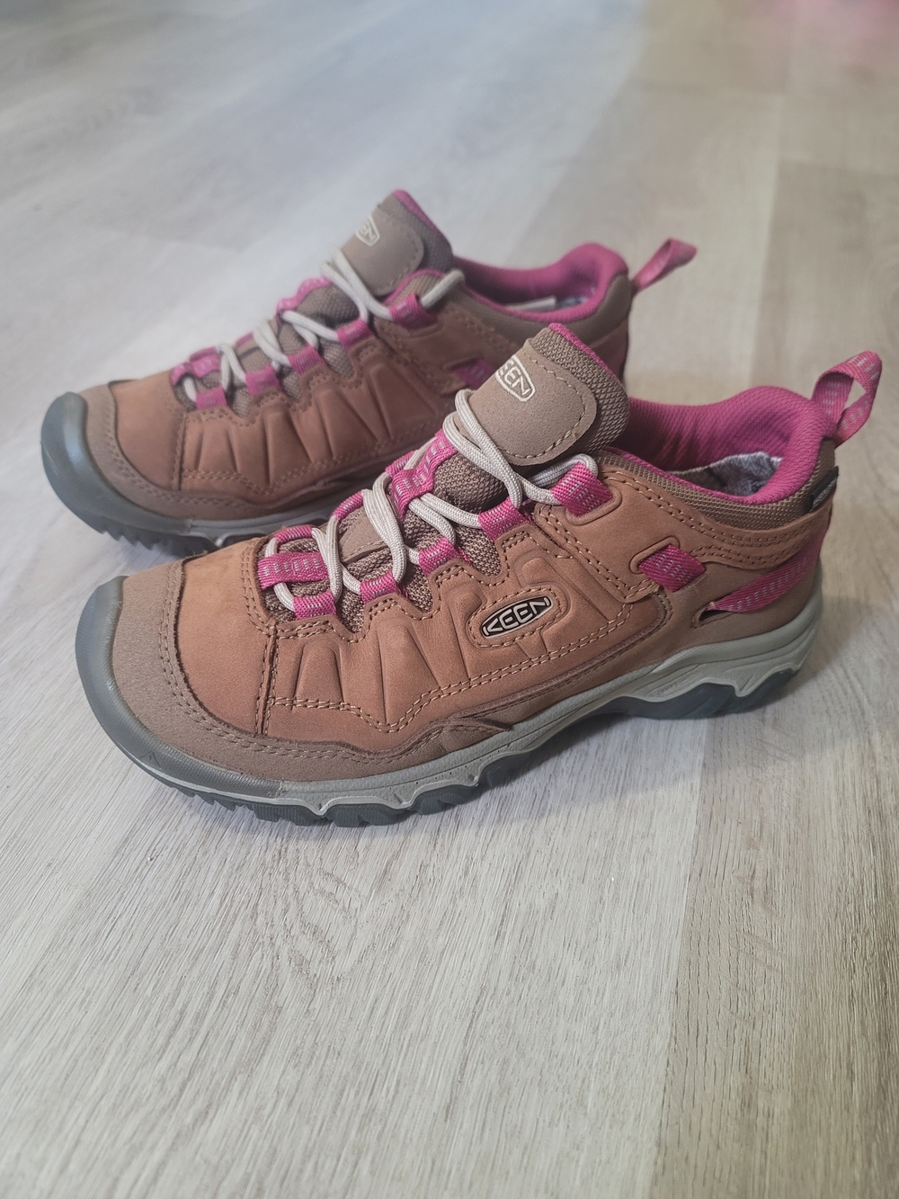 NWOB KEEN Waterproof Hiking Shoes Womens 7.5 Brown Pink Trail Sneakers Camping